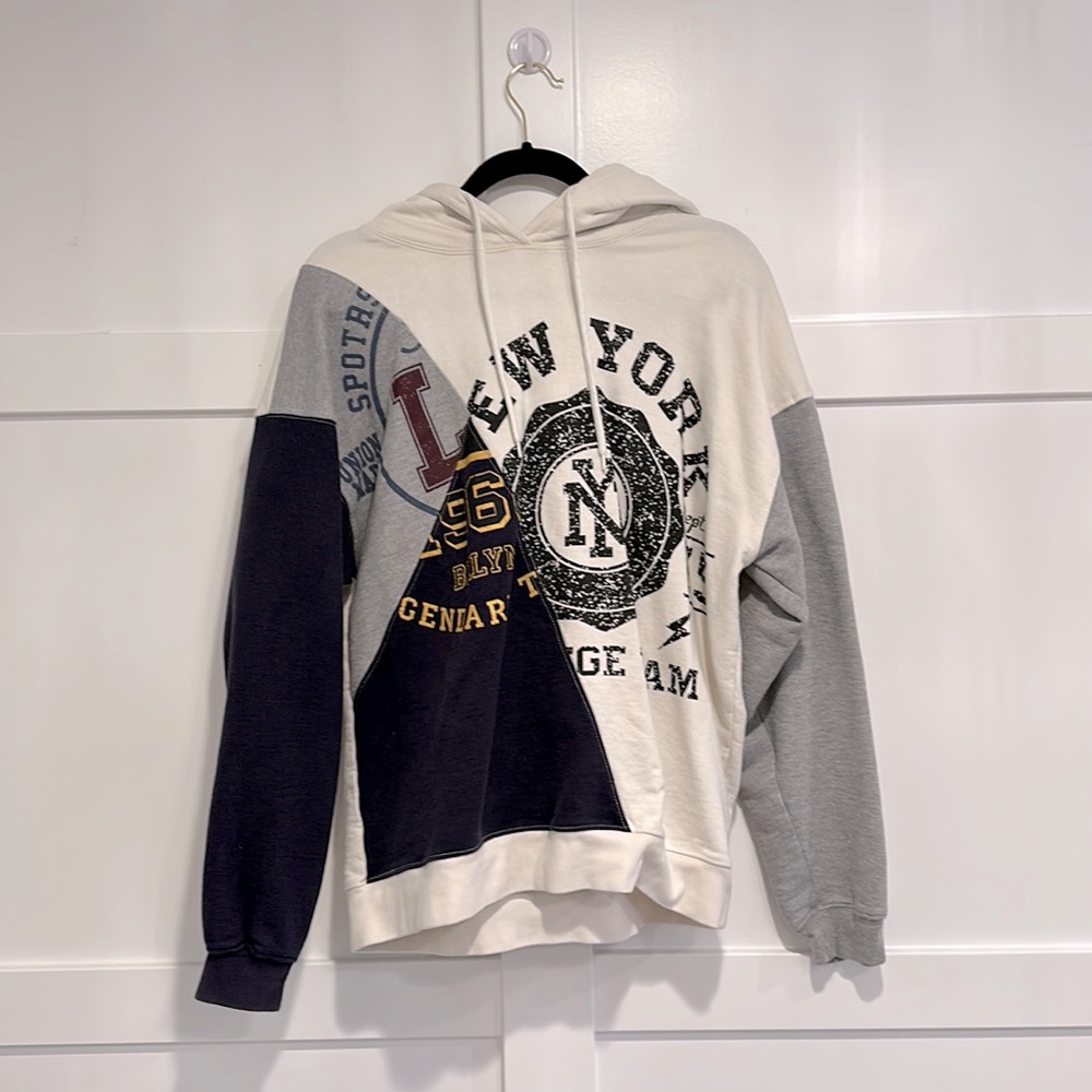 Urban outfitters hoodie, size small. Great condition.